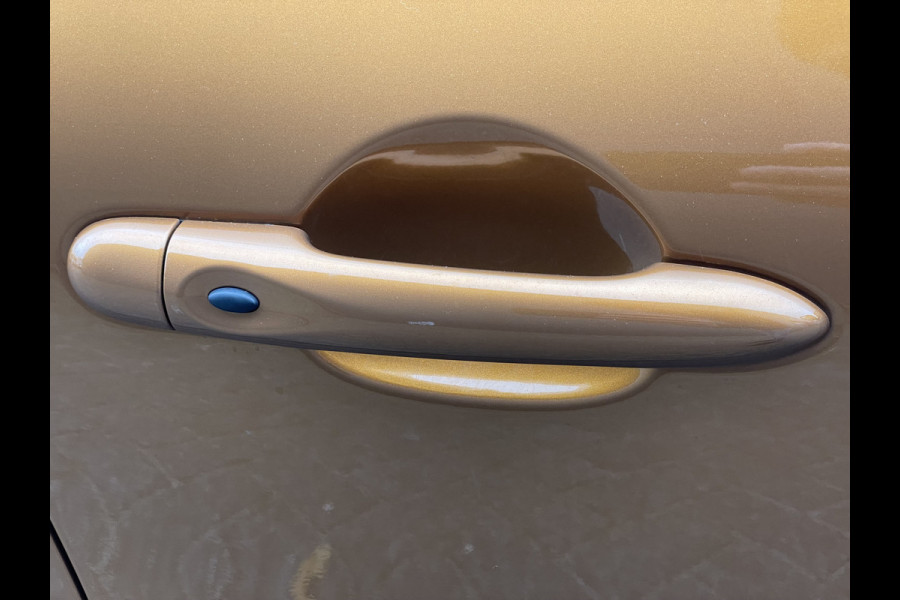 Renault Captur 130pk Intens (Trekhaak - Camera - Parkeersensoren V+A - LED - Keyless Entry - Stoelverwarming - Automatische Airco - Navigatie)