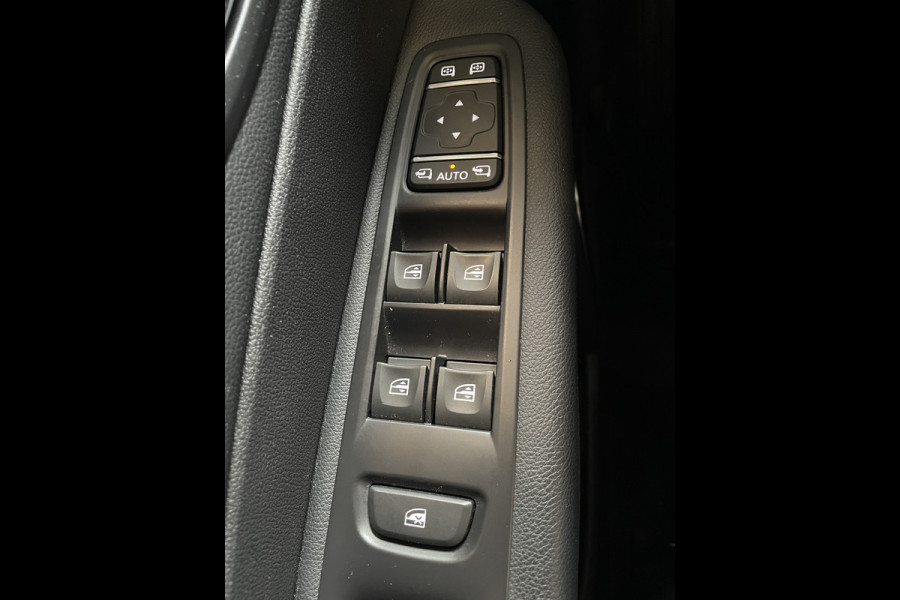 Renault Captur 130pk Intens (Trekhaak - Camera - Parkeersensoren V+A - LED - Keyless Entry - Stoelverwarming - Automatische Airco - Navigatie)