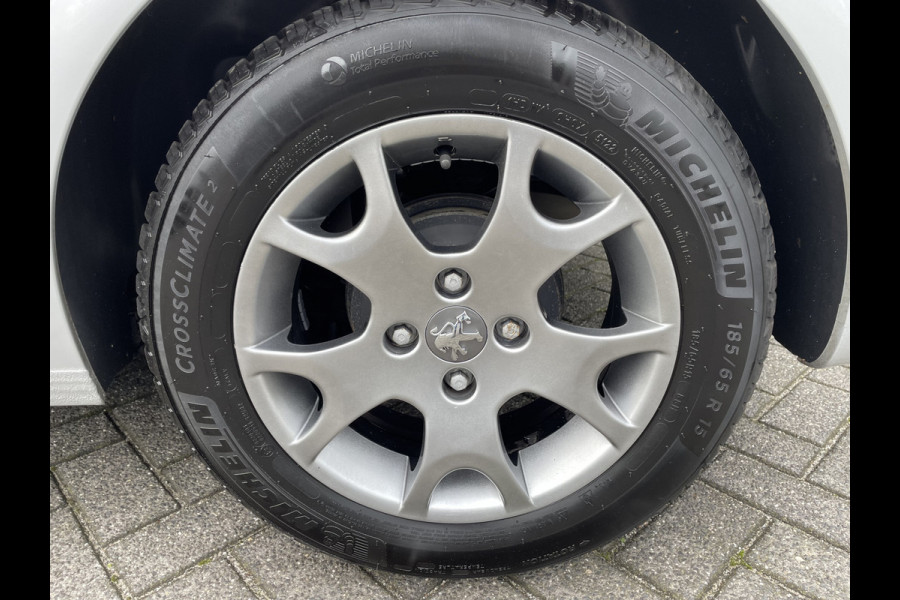 Peugeot 208 82pk Blue Lion (Airco - Navigatie - Apple Carplay - Parkeersensoren - Lichtmetalen velgen)