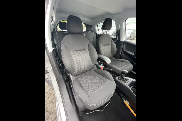 Peugeot 208 82pk Blue Lion (Airco - Navigatie - Apple Carplay - Parkeersensoren - Lichtmetalen velgen)