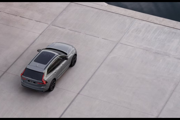 Volvo XC60 2.0 T8 Plug-in hybrid AWD Plus Black Friday Edition | Nieuw | Luchtvering | Harman Kardon | Adaptieve cruise | Panorama dak |
