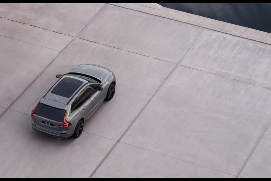 Volvo XC60 2.0 T8 Plug-in hybrid AWD Plus Black Friday Edition | Nieuw | Luchtvering | Harman Kardon | Adaptieve cruise | Panorama dak |