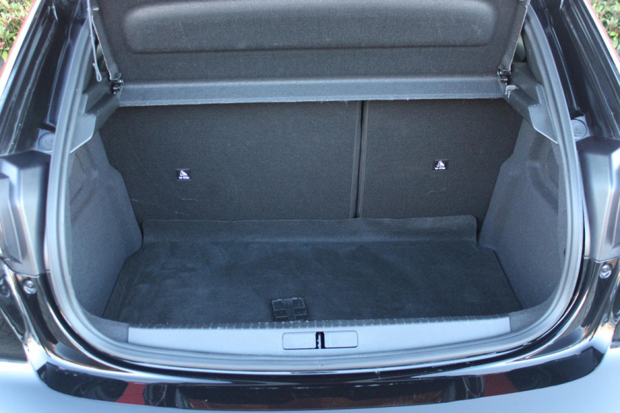 Peugeot 208 Hybrid 110PK e-DCS6 ALLURE | NAVIGATIE | DRAADLOZE APPLE CARPLAY/ANDROID AUTO | DAB+ RADIO | CLIMATE CONTROL | ADAPTIVE CRUISE CONTROL | VERKEERSBORDEN HERKENNING | ACHTERUITRIJ CAMERA | LICHTMETALEN VELGEN 16" |