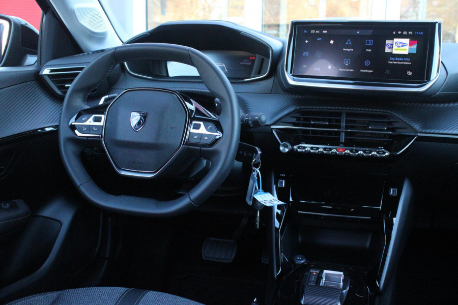 Peugeot 208 Hybrid 110PK e-DCS6 ALLURE | NAVIGATIE | DRAADLOZE APPLE CARPLAY/ANDROID AUTO | DAB+ RADIO | CLIMATE CONTROL | ADAPTIVE CRUISE CONTROL | VERKEERSBORDEN HERKENNING | ACHTERUITRIJ CAMERA | LICHTMETALEN VELGEN 16" |