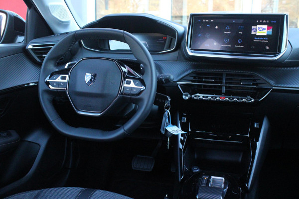 Peugeot 208 Hybrid 110PK e-DCS6 ALLURE | NAVIGATIE | DRAADLOZE APPLE CARPLAY/ANDROID AUTO | DAB+ RADIO | CLIMATE CONTROL | ADAPTIVE CRUISE CONTROL | VERKEERSBORDEN HERKENNING | ACHTERUITRIJ CAMERA | LICHTMETALEN VELGEN 16" |
