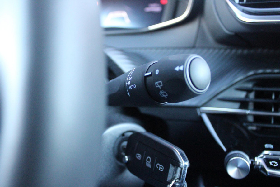 Peugeot 208 Hybrid 110PK e-DCS6 ALLURE | NAVIGATIE | DRAADLOZE APPLE CARPLAY/ANDROID AUTO | DAB+ RADIO | CLIMATE CONTROL | ADAPTIVE CRUISE CONTROL | VERKEERSBORDEN HERKENNING | ACHTERUITRIJ CAMERA | LICHTMETALEN VELGEN 16" |