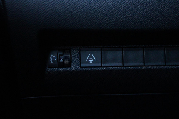 Peugeot 208 Hybrid 110PK e-DCS6 ALLURE | NAVIGATIE | DRAADLOZE APPLE CARPLAY/ANDROID AUTO | DAB+ RADIO | CLIMATE CONTROL | ADAPTIVE CRUISE CONTROL | VERKEERSBORDEN HERKENNING | ACHTERUITRIJ CAMERA | LICHTMETALEN VELGEN 16" |