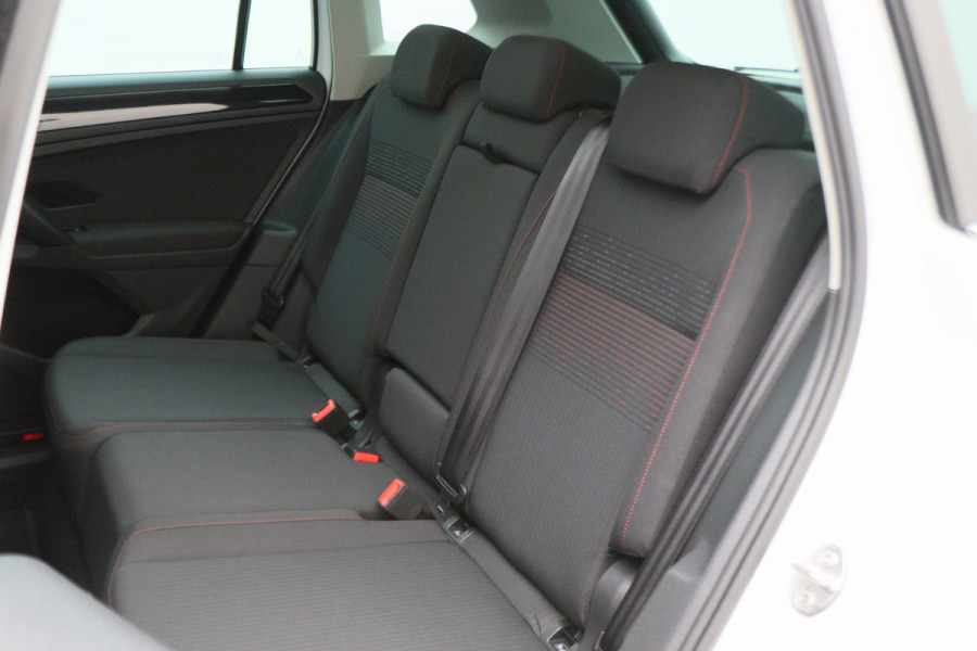 Volkswagen Tiguan 1.4 TSI ACT Comfortline Business R-Line Panoramadak, Virtual Cockpit, Camera, Apple Carplay, LED, 19"