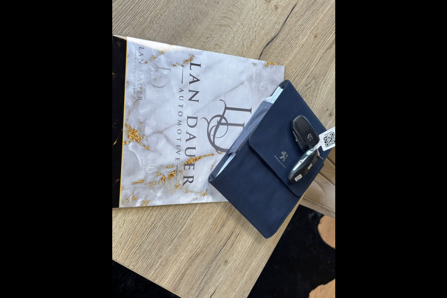 Peugeot 3008 1.6 e-THP GT Line / Pano / Leder / ACTIE