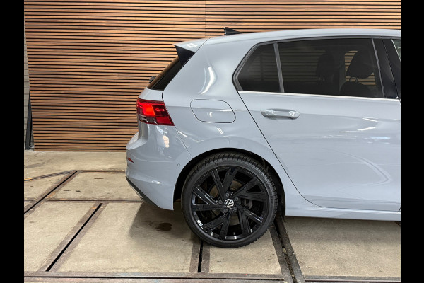 Volkswagen Golf 1.5 eTSI Style | Black Edition | Massagestoel | DAB | 18' inch | Navigatie | Adaptive Cruise | Velours