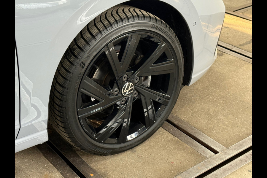 Volkswagen Golf 1.5 eTSI Style | Black Edition | Massagestoel | DAB | 18' inch | Navigatie | Adaptive Cruise | Velours