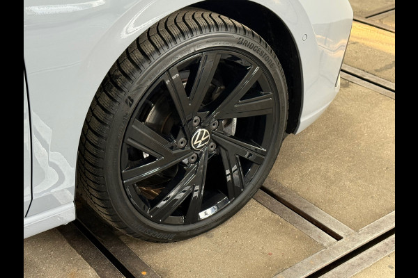 Volkswagen Golf 1.5 eTSI Style | Black Edition | Massagestoel | DAB | 18' inch | Navigatie | Adaptive Cruise | Velours