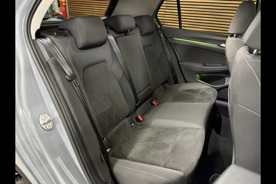 Volkswagen Golf 1.5 eTSI Style | Black Edition | Massagestoel | DAB | 18' inch | Navigatie | Adaptive Cruise | Velours
