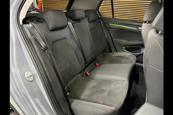 Volkswagen Golf 1.5 eTSI Style | Black Edition | Massagestoel | DAB | 18' inch | Navigatie | Adaptive Cruise | Velours