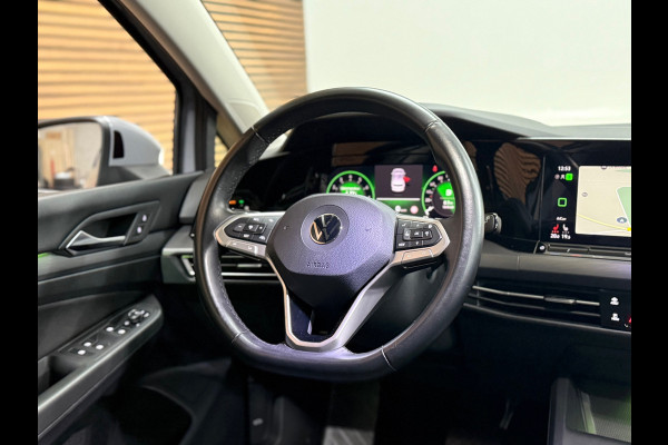 Volkswagen Golf 1.5 eTSI Style | Black Edition | Massagestoel | DAB | 18' inch | Navigatie | Adaptive Cruise | Velours