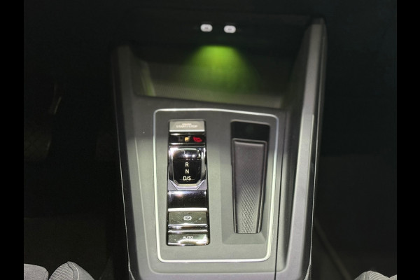 Volkswagen Golf 1.5 eTSI Style | Black Edition | Massagestoel | DAB | 18' inch | Navigatie | Adaptive Cruise | Velours