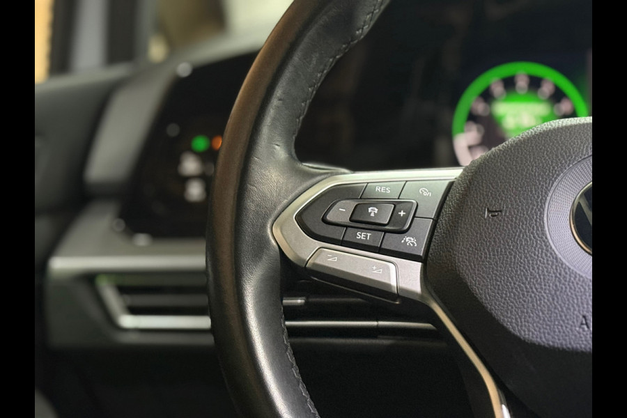 Volkswagen Golf 1.5 eTSI Style | Black Edition | Massagestoel | DAB | 18' inch | Navigatie | Adaptive Cruise | Velours