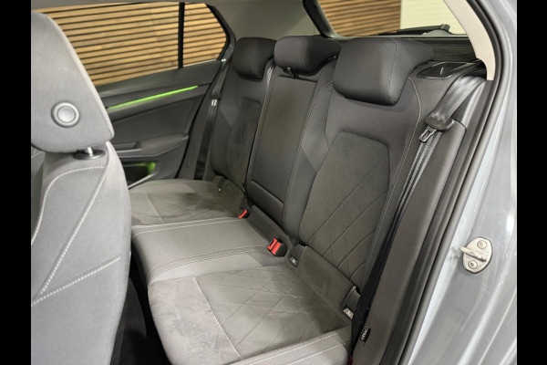Volkswagen Golf 1.5 eTSI Style | Black Edition | Massagestoel | DAB | 18' inch | Navigatie | Adaptive Cruise | Velours