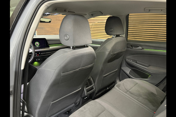 Volkswagen Golf 1.5 eTSI Style | Black Edition | Massagestoel | DAB | 18' inch | Navigatie | Adaptive Cruise | Velours