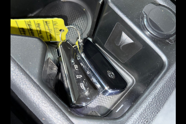 Volkswagen Golf 1.5 eTSI Style | Black Edition | Massagestoel | DAB | 18' inch | Navigatie | Adaptive Cruise | Velours