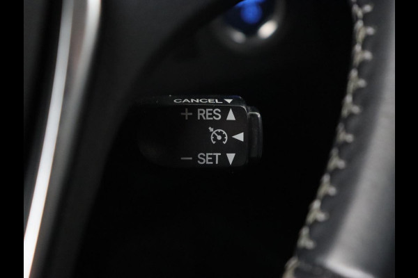 Toyota Auris 1.8 Hybrid Executive | Stoelverwarming | Trekhaak | Leder/Alcantara | Navigatie | Full LED | Park Assist | Climate control | Cruise control | Keyless | Regensensor