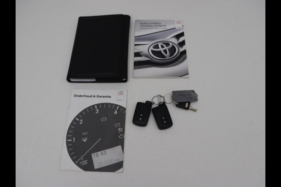 Toyota Auris 1.8 Hybrid Executive | Stoelverwarming | Trekhaak | Leder/Alcantara | Navigatie | Full LED | Park Assist | Climate control | Cruise control | Keyless | Regensensor