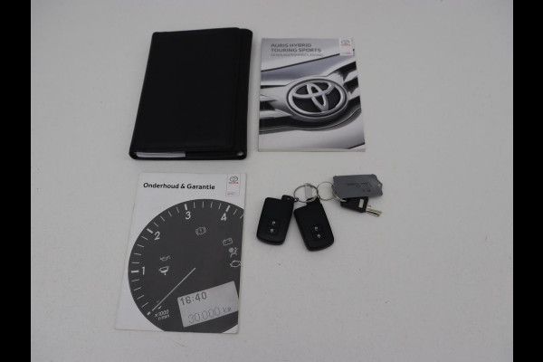 Toyota Auris 1.8 Hybrid Executive | Stoelverwarming | Trekhaak | Leder/Alcantara | Navigatie | Full LED | Park Assist | Climate control | Cruise control | Keyless | Regensensor