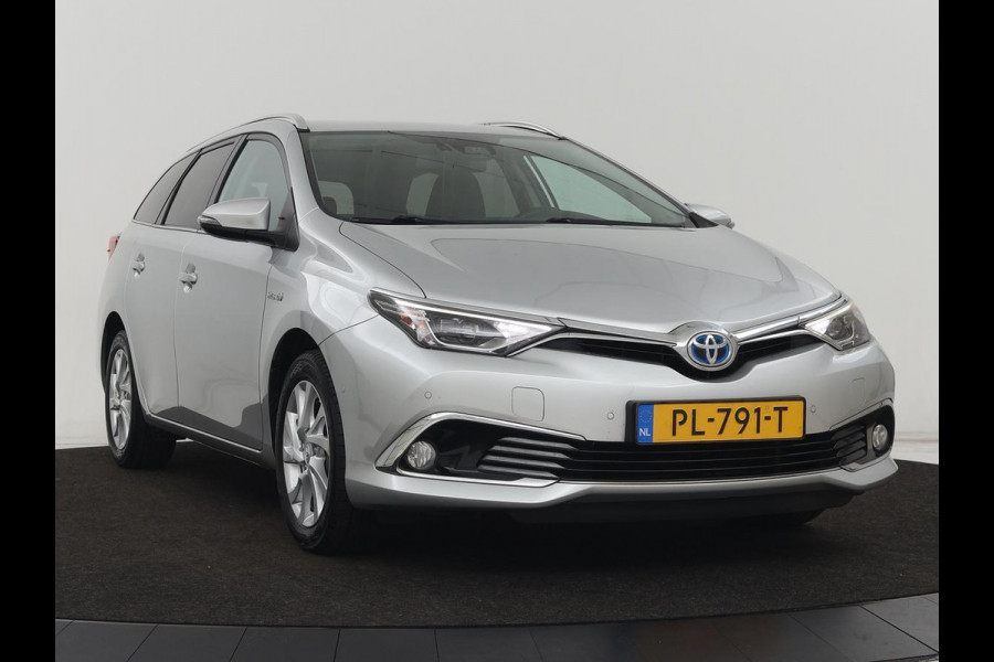 Toyota Auris 1.8 Hybrid Executive | Stoelverwarming | Trekhaak | Leder/Alcantara | Navigatie | Full LED | Park Assist | Climate control | Cruise control | Keyless | Regensensor