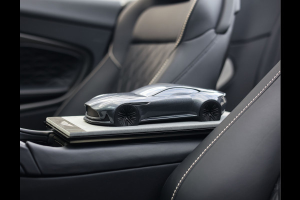 Aston Martin DB12 Volante 4.0 V8 | Xenon Grey - Carbon Pack