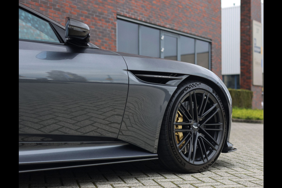 Aston Martin DB12 Volante 4.0 V8 | Xenon Grey - Carbon Pack