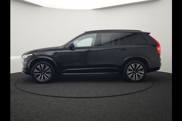 Volvo XC90 T8 Recharge AWD LONG RANGE Ultimate Dark 7 Persoons Plug In Hybrid 456pk Dealer O.H. PHEV | Panodak | Head Up | Adaptive Cruise | Camera | Lederen Sportstoelen Memory & Verwarmd | Google Assistent | Harman & Kardon | Stuur Verwarmd | Apple Carplay | Blis | Keyless | Virtual |