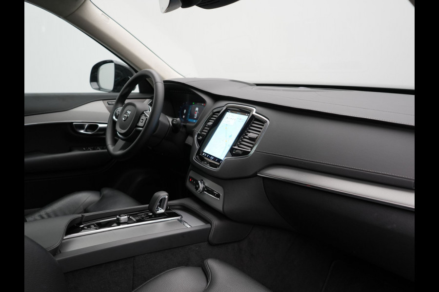 Volvo XC90 T8 Recharge AWD LONG RANGE Ultimate Dark 7 Persoons Plug In Hybrid 456pk Dealer O.H. PHEV | Panodak | Head Up | Adaptive Cruise | Camera | Lederen Sportstoelen Memory & Verwarmd | Google Assistent | Harman & Kardon | Stuur Verwarmd | Apple Carplay | Blis | Keyless | Virtual |