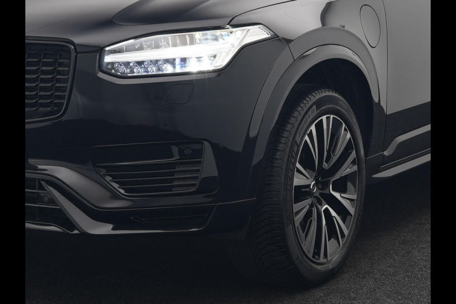 Volvo XC90 T8 Recharge AWD LONG RANGE Ultimate Dark 7 Persoons Plug In Hybrid 456pk Dealer O.H. PHEV | Panodak | Head Up | Adaptive Cruise | Camera | Lederen Sportstoelen Memory & Verwarmd | Google Assistent | Harman & Kardon | Stuur Verwarmd | Apple Carplay | Blis | Keyless | Virtual |