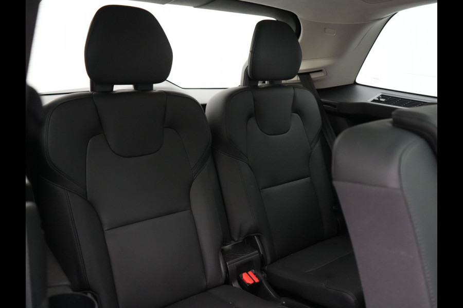 Volvo XC90 T8 Recharge AWD LONG RANGE Ultimate Dark 7 Persoons Plug In Hybrid 456pk Dealer O.H. PHEV | Panodak | Head Up | Adaptive Cruise | Camera | Lederen Sportstoelen Memory & Verwarmd | Google Assistent | Harman & Kardon | Stuur Verwarmd | Apple Carplay | Blis | Keyless | Virtual |