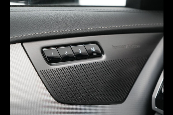 Volvo XC90 T8 Recharge AWD LONG RANGE Ultimate Dark 7 Persoons Plug In Hybrid 456pk Dealer O.H. PHEV | Panodak | Head Up | Adaptive Cruise | Camera | Lederen Sportstoelen Memory & Verwarmd | Google Assistent | Harman & Kardon | Stuur Verwarmd | Apple Carplay | Blis | Keyless | Virtual |