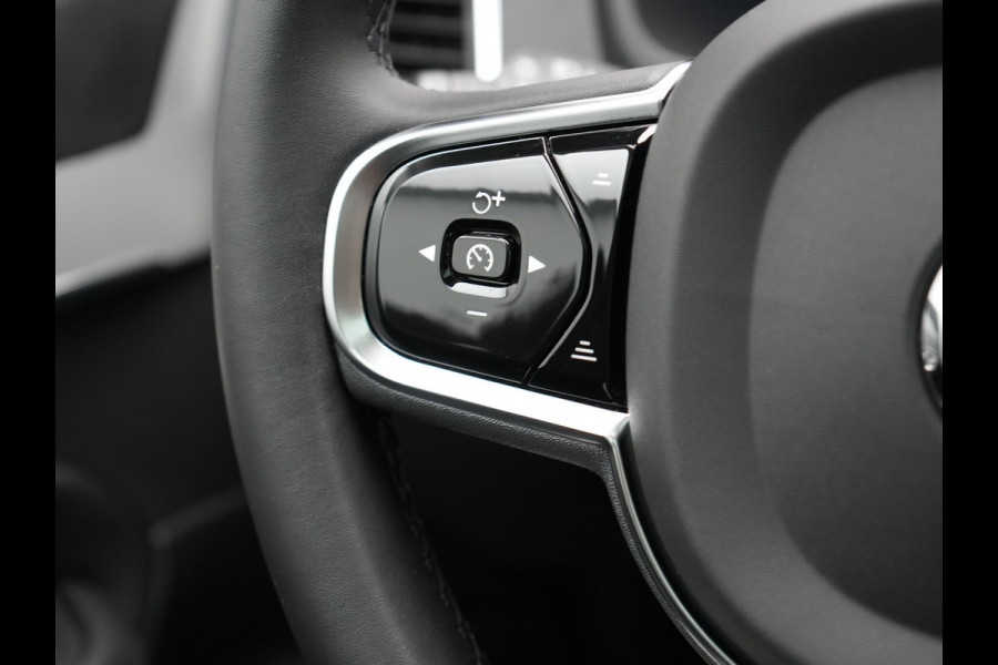Volvo XC90 T8 Recharge AWD LONG RANGE Ultimate Dark 7 Persoons Plug In Hybrid 456pk Dealer O.H. PHEV | Panodak | Head Up | Adaptive Cruise | Camera | Lederen Sportstoelen Memory & Verwarmd | Google Assistent | Harman & Kardon | Stuur Verwarmd | Apple Carplay | Blis | Keyless | Virtual |