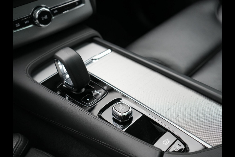 Volvo XC90 T8 Recharge AWD LONG RANGE Ultimate Dark 7 Persoons Plug In Hybrid 456pk Dealer O.H. PHEV | Panodak | Head Up | Adaptive Cruise | Camera | Lederen Sportstoelen Memory & Verwarmd | Google Assistent | Harman & Kardon | Stuur Verwarmd | Apple Carplay | Blis | Keyless | Virtual |
