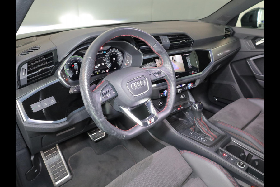 Audi Q3 45 TFSI e S edition 245 pk S-tronic | Navigatie | Panoramadak | Parkeersensoren | Achteruitrijcamera | Stoelverwarming | S-Line |