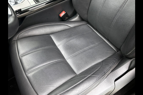 Land Rover Range Rover Evoque P300e AWD R-Dynamic SE