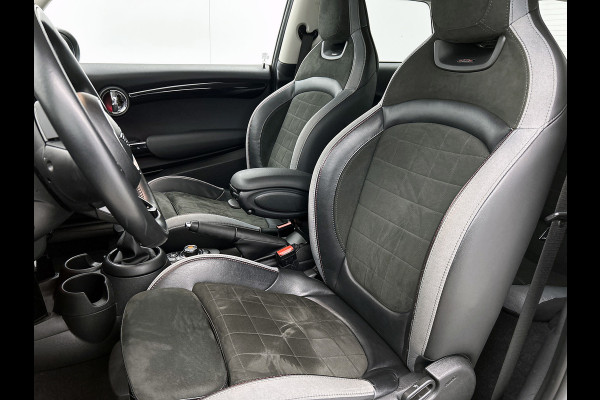 MINI Mini 2.0 Cooper S JCW Chili Serious Business (Dealer OnderH, Bucket Seats, Carplay, Navi Pro, Parkeerhulp, Stoelv, Etc)