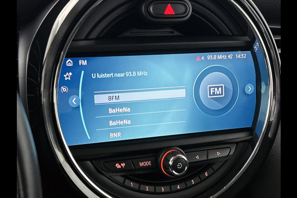 MINI Mini 2.0 Cooper S JCW Chili Serious Business (Dealer OnderH, Bucket Seats, Carplay, Navi Pro, Parkeerhulp, Stoelv, Etc)