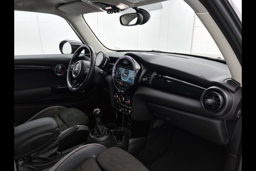 MINI Mini 2.0 Cooper S JCW Chili Serious Business (Dealer OnderH, Bucket Seats, Carplay, Navi Pro, Parkeerhulp, Stoelv, Etc)