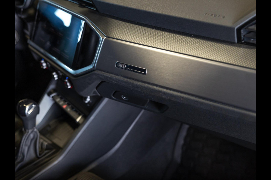Audi Q3 35 TFSI 2x S-Line / 150pk / Trekhaak / Achteruitrij camera / Stoelverwarming /