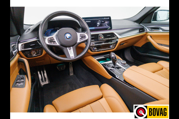 BMW 5 Serie 545e xDrive High Exec. M-sport Black Edition 394 PK automaat | Open Dak | Trekhaak elec. | 360 Camera, Stoel- en stuurverwarming