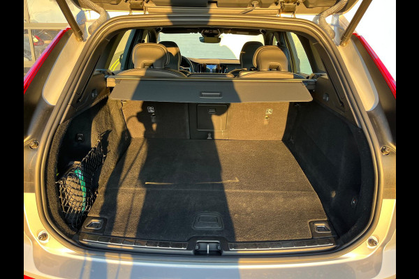 Volvo XC60 2.0 T8 Plug-in hybrid AWD Ultimate Dark | Adaptieve cruise | Panorama dak | Blis | Harman Kardon | Zwenkbare trekhaak |