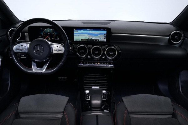 Mercedes-Benz A-Klasse 200 AMG Automaat 163 PK | Pano-dak | Widescreen | Stoelverwarming | Camera | Led | Pdc |