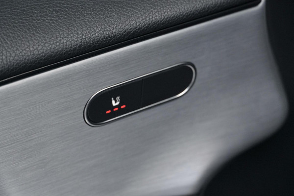 Mercedes-Benz A-Klasse 200 AMG Automaat 163 PK | Pano-dak | Widescreen | Stoelverwarming | Camera | Led | Pdc |