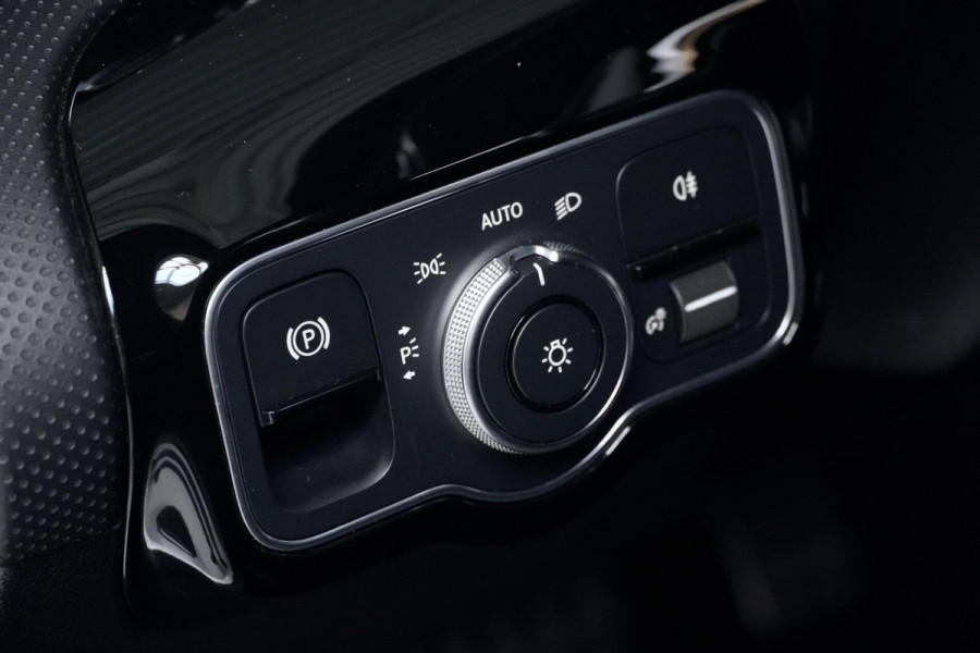 Mercedes-Benz A-Klasse 200 AMG Automaat 163 PK | Pano-dak | Widescreen | Stoelverwarming | Camera | Led | Pdc |