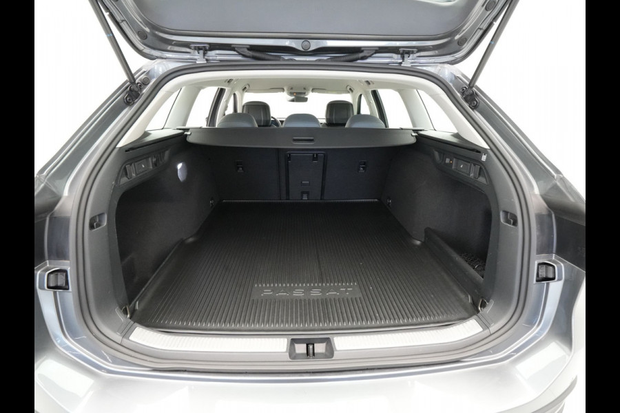 Volkswagen Passat Variant 1.5 eTSI 150pk Business Trekhaak Navigatie Camera Acc ARGON 112