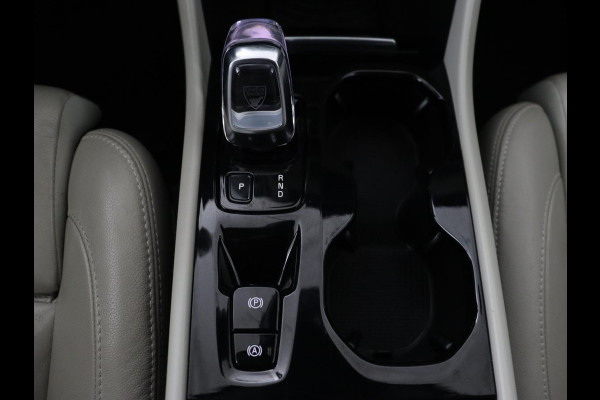 Volvo XC40 2.0 T4 Inscription | Panoramadak | Leder | Adaptive cruise | Trekhaak | Stoelverwarming | 360 Camera | Keyless | Navigatie | Full LED